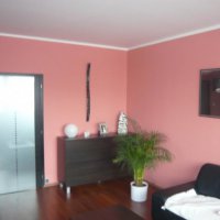 Růžová malba v obývacím pokoji